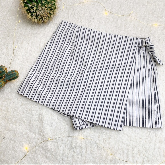 Forever21 White and Blue Striped Skort Size Medium - Picture 8 of 8